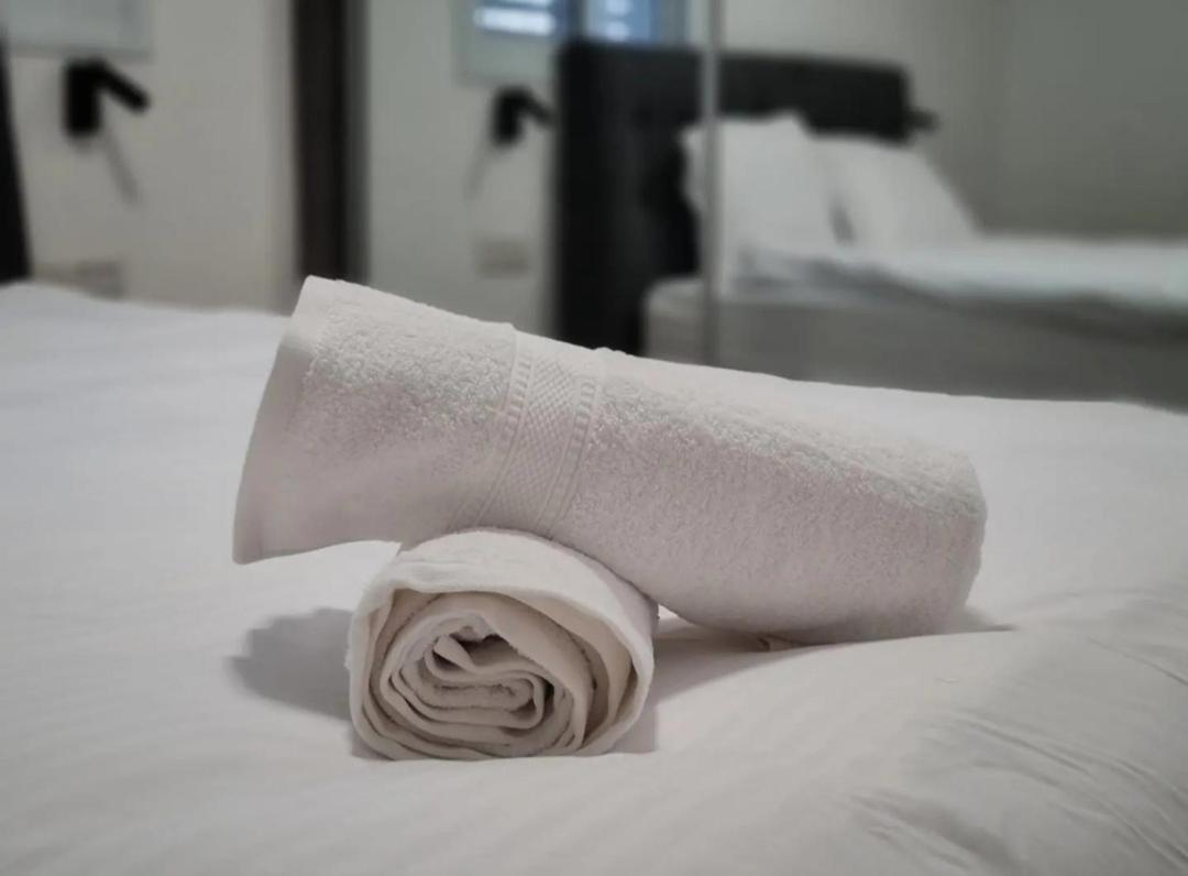 Sunshine Suites By The Sea 3 Min Walk To The Appartement Eilat